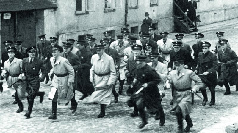 Židovská policie ve varšavském ghettu. Její příslušníci se museli podílet i na organizování transportů. Když to některý z nich odmítl, byl do něho sám zařazen. Repro z knihy Židé ve 20. století. 