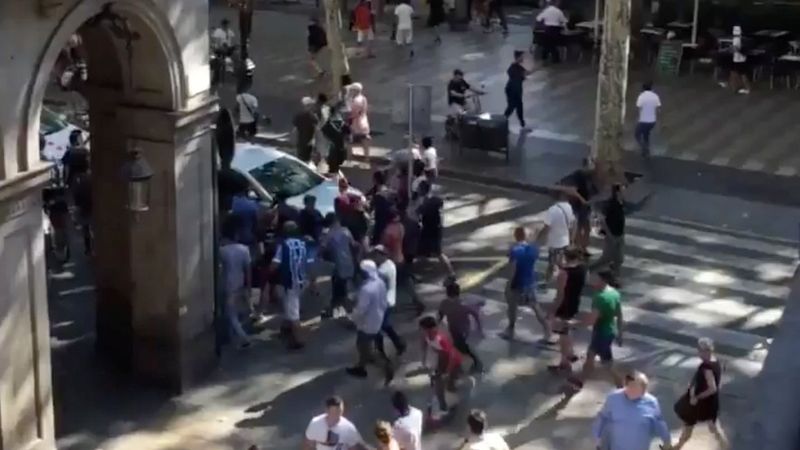Záběr zveřejněný na sociální síti zachycující chvíli, kdy do davu v Barceloně vjela bíla dodávka.