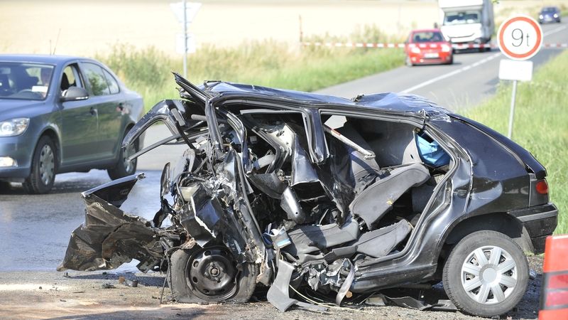 Dopravní nehoda dvou osobních vozů u Vnorov na Hodonínsku, při kterí zemřeli čtyři lidé. Na snímku je jedno aut.