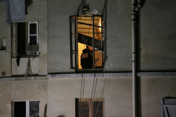 Policie v bytě v Saint-Denis, kde se schovávali podezřelí.