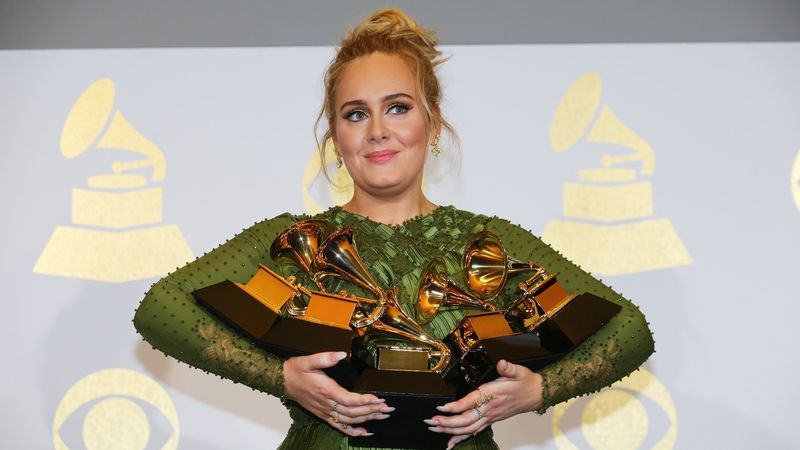 Britská zpěvačka Adele s pěti oceněními Grammy