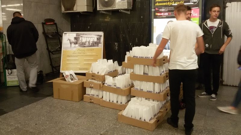 Ministr financí Andrej Babiš (ANO) rozdával v pátek ráno v metru koblihy a letáčky o elektronické evidenci tržeb.
