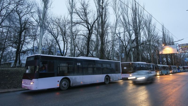Autobusy čekají na lidi v Debalcevu.Na předním skle mají nápis: Evakuace do Doněcku