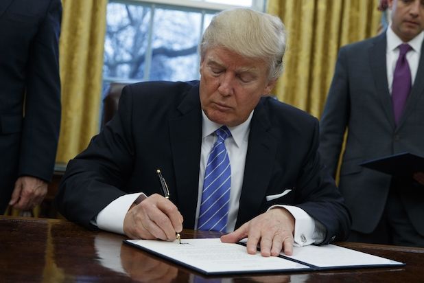 Prezident Donald Trump podepisuje příkaz k odstoupení USA od dohody o Transpacifickém partnerství.