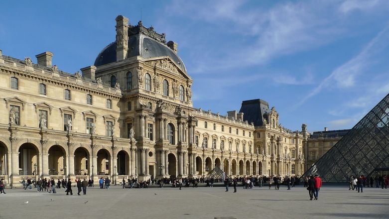 Pařížský Louvre, bývalé královské sídlo, je dnes jedním z největších muzeí umění na světě. Loni muzeum navštívilo 9,3 miliónu lidí. 