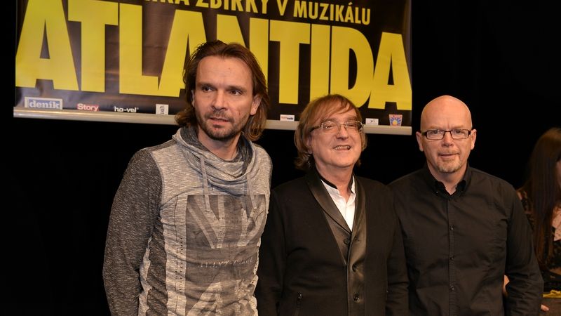 Muzikál Atlantida představili zleva režisér Ján Ďurovčík, autor Miro Žbirka a producent Divadla Kalich Michal Kocourek.