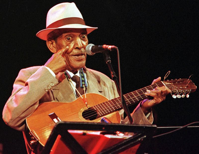 Jeho dědeček Compay Segundo byl slavným kubánským muzikantem. Zemřel před jedenácti lety, bylo mu 96 let.