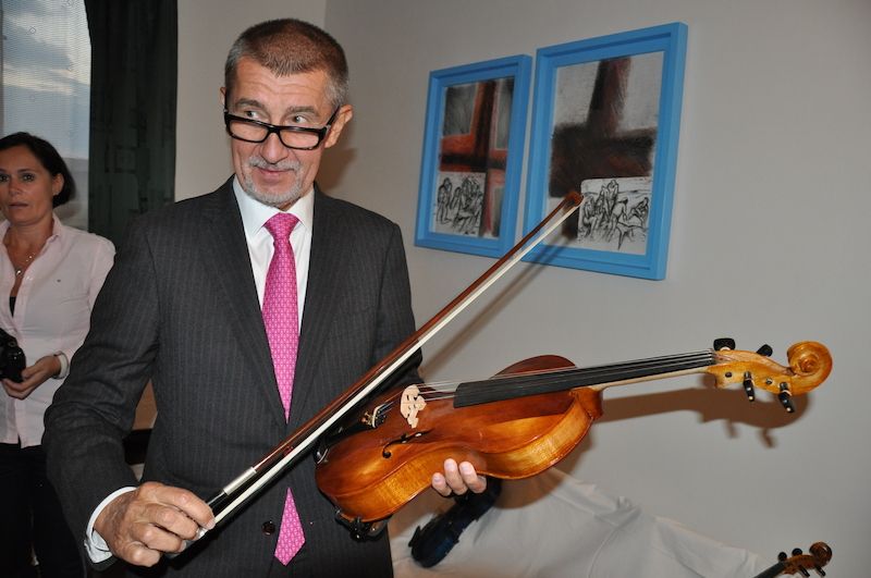 Ministr Babiš s houslemi vyrobenými vězni