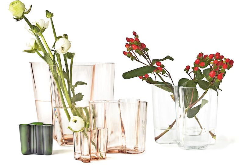 Váza inspirovaná přírodou. Nestárnoucím designovým kouskem je skleněná váza Aalto, která tvarově připomíná finská jezera. V nabídce jsou různé velikosti (výška 160 mm i 95 mm za 1910 Kč). Materiál sklo, barva čirá. 