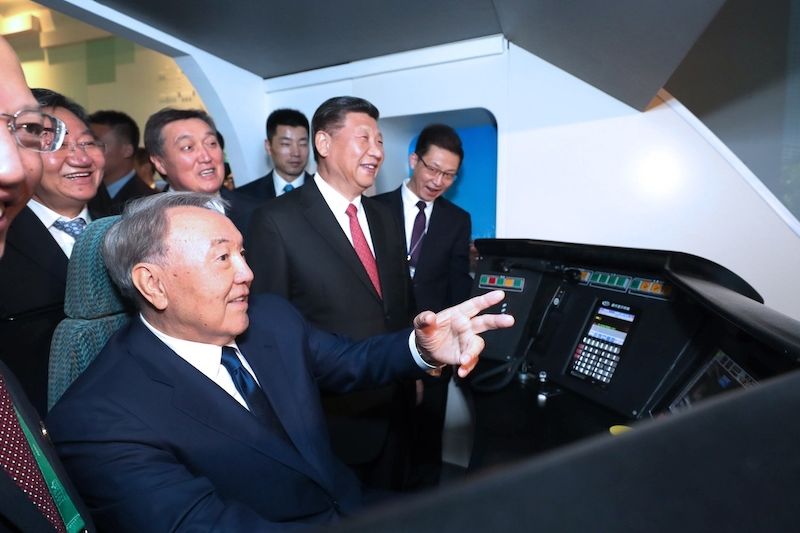 Čínský prezident Si Ťin Pching ukazuje v čínském pavilónu na světové výstavě Expo 2017 kazašskému prezidentovi Narsutonovi Nazarbajevovi simulovanou jízdu rychlovlakem. 