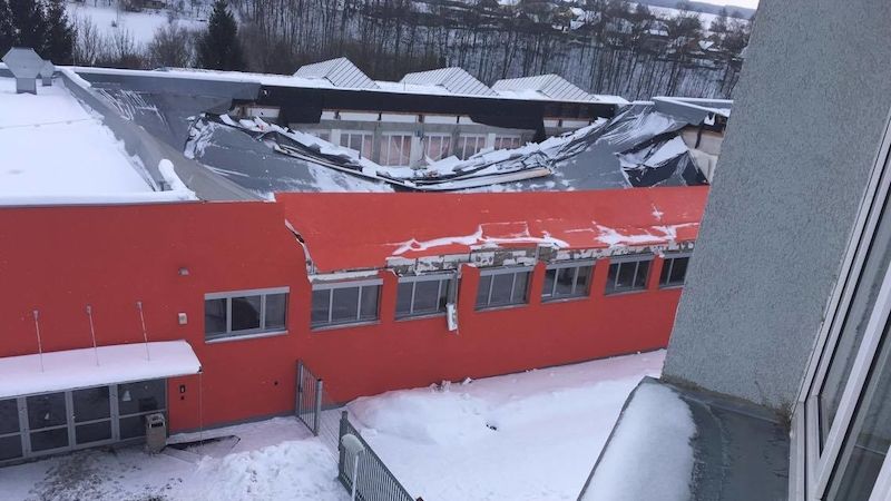 Zřícená střecha nové sportovní haly v České Třebové