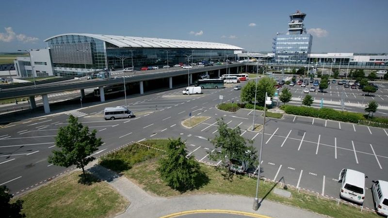 Na pražském letišti nouzově přistálo letadlo. Cestující měla zdravotní potíže