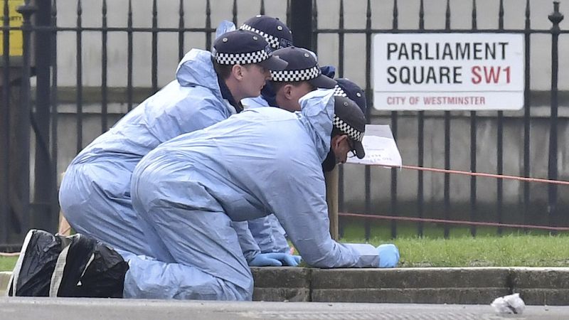Forenzní experti britské policie sbírají před parlamentem v centru Londýna důkazní materiál.