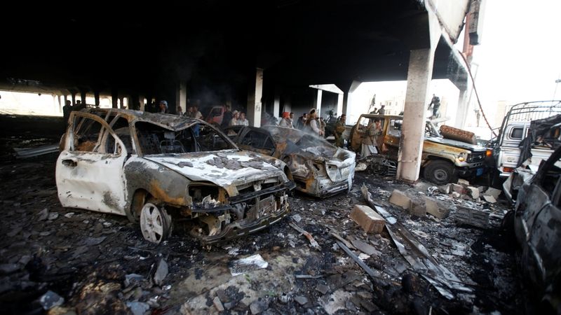 Vyhořelá auta po náletu na Saná