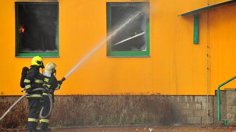 Při požáru domu v Brně zemřel člověk