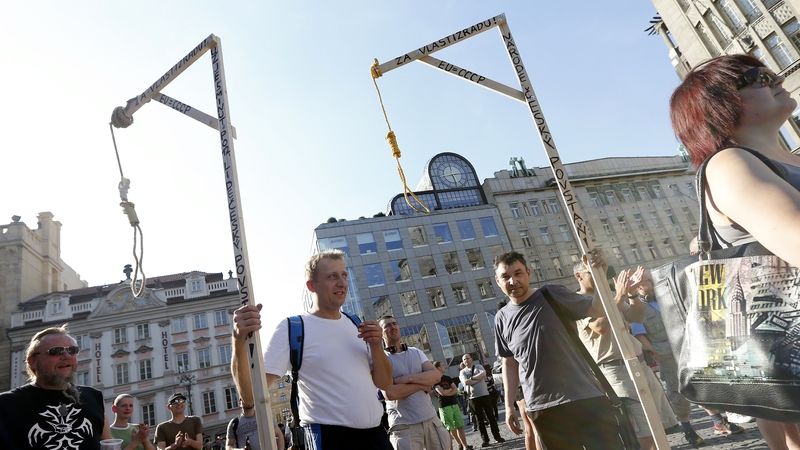 Na červencové demonstraci proti migraci v Praze se objevily makety šibenic. Policie nezasáhla a sklidila kritiku ministra vnitra i šéfa policie. Vnitřní kontrola ukázala, že policisté chybu neudělali.