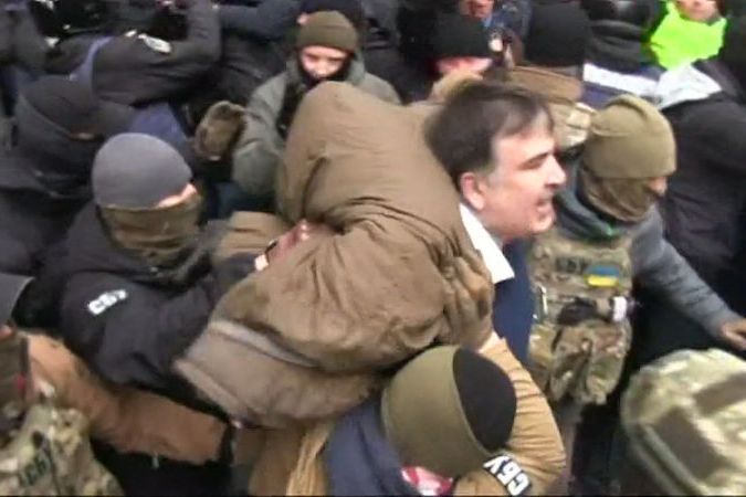 BEZ KOMENTÁŘE: Saakašvili nejdřív utekl na střechu domu, tajná služba ho pak odvedla do auta
