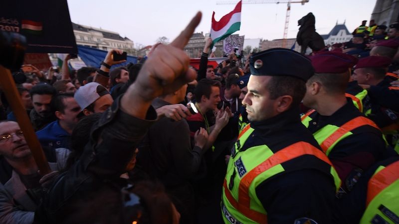 Policisté chrání budovu maďarského parlamentu.