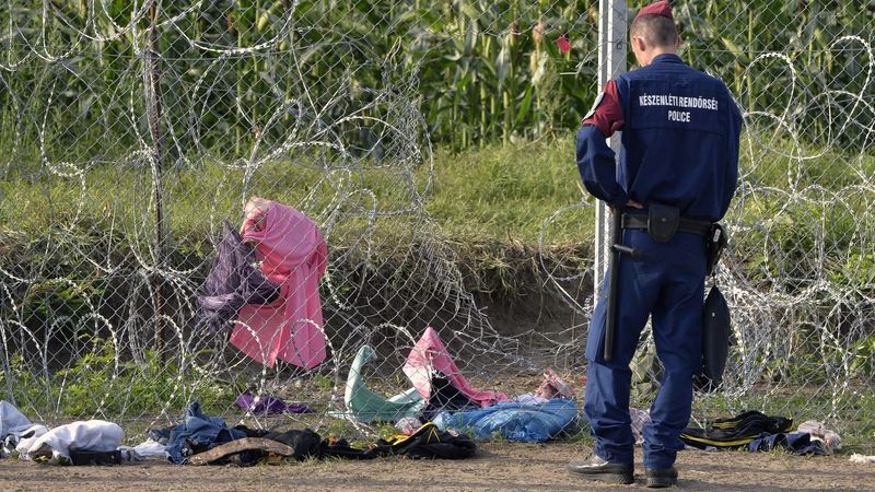 U Röszke migranti prostříhali bariéru