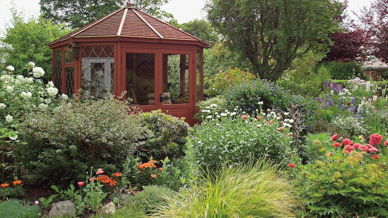 Pro chvíle pohody. Z proskleného zahradního domku se můžete kochat okolní krásou v horku i za deště.