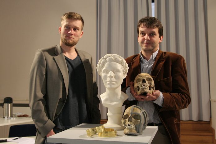Sochař Ondřej Bílek (vlevo) a archeolog Petr Kostrhun s princeznou z Býčí skály. Bílá busta je rekonstrukce, lebka s šedou hmotou je umělá a na ni se vrstvily umělé tkáně při vytváření busty. Další lebka je artefakt objevený v Býčí skále na Blanensku.