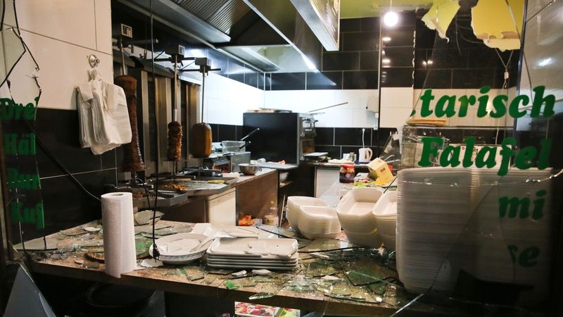 Vymlácená výloha turecké restaurace v Lipsku 