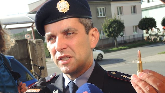 Policejní koordinátor odstřelu divočáků na Zlínsku Martin Hrinko v pondělí médiím ukázal náboje, kterými budou policisté střílet.
