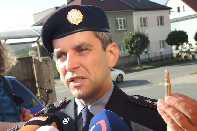 Policejní koordinátor odstřelu divočáků na Zlínsku Martin Hrinko ukazuje náboje, kterými budou policisté střílet.