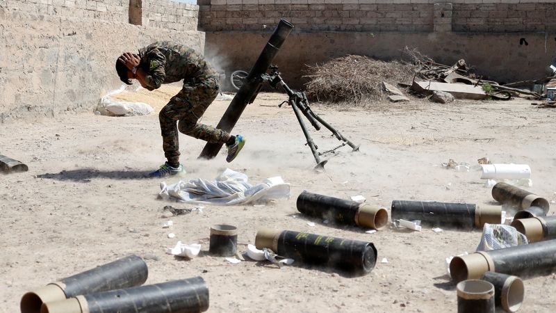 Kurdský milicionář z YPG pálí ze 120 mm minometu na Rakku 