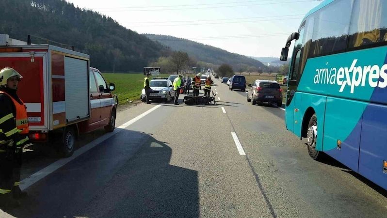 Nehodou u Lipůvky na Blanensku sobotní havárie motorkářů začaly.