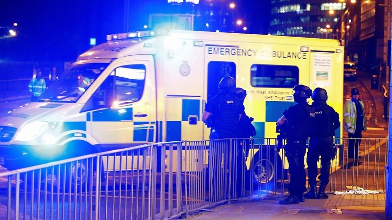 Policisté a záchranáři zasahují poblíž koncertní haly v Manchesteru