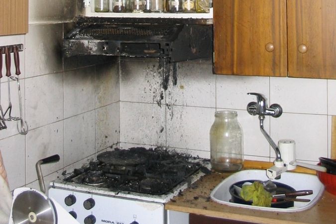 Soused v dolním bytě při vaření usnul. Jídlo začalo hořet a oheň se dostal až do digestoře...