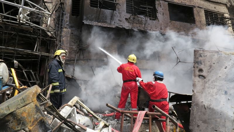 Požárníci hasí budovu po atentátu v Bagdádu
