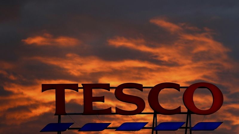 Logo supermarketu Tesco ve městě Altrincham na severu Anglie