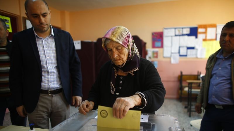 Žena v přístavním městě Izmiru odevzdává svůj hlas v tureckém referendu 