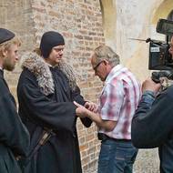 Režisér Jiří Svoboda upřesňuje detaily další scény s Matějem Hádkem a Davidem Novotným, kameraman Vladimír Smutný si zkouší pohled kamery.