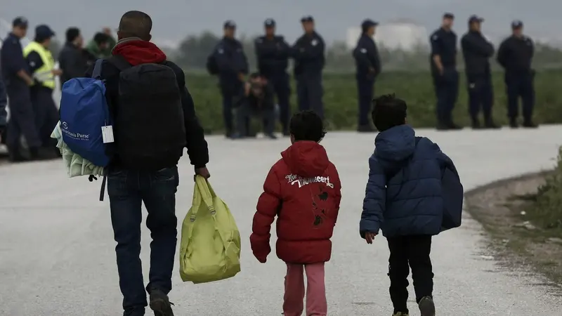 Řecká policie vyklízí další tábořiště uprchlíků u Makedonie  - Novinky