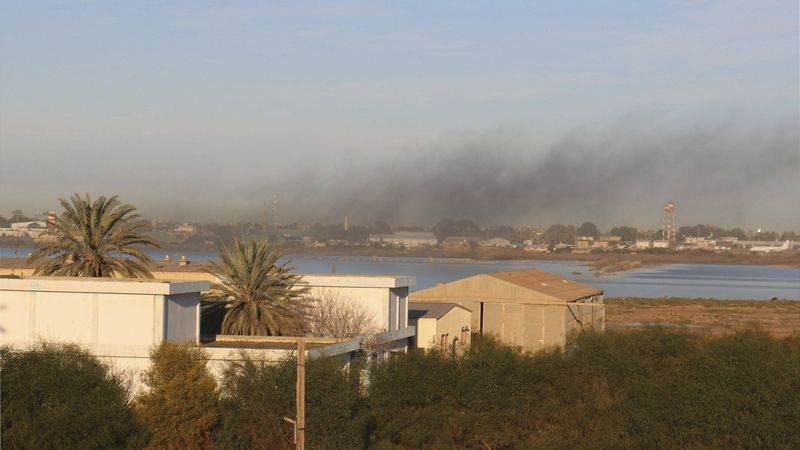 Kouř nad letištěm v Tripolisu. Ilustrační foto