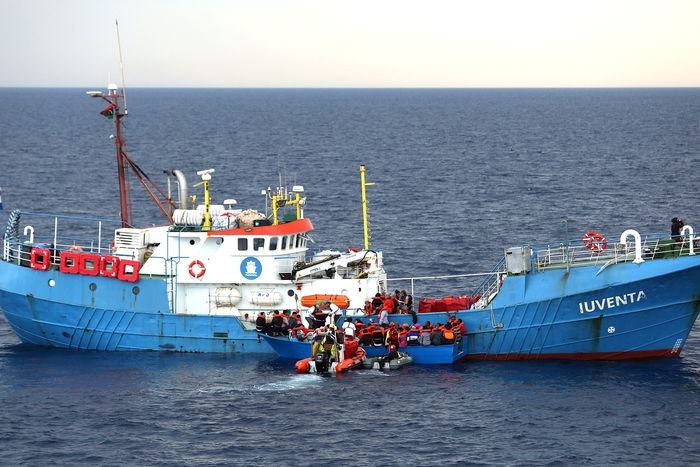 Iuventa, loď německé organizace Jugend Rettet při záchraně migrantů u Libye v polovině června