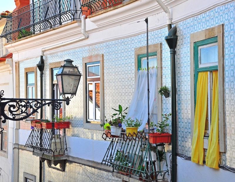 Fasády mnoha portugalských domů zdobí legendární kachlíky.