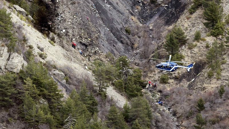 Záchranáři na místě pádu německého Airbusu A320