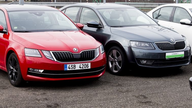 Škoda Octavia po letošním faceliftu. Na snímku srovnání s předchozí verzí.