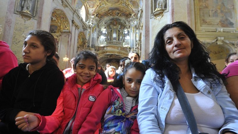 Romové z různých koutů České republiky se setkali v areálu poutní baziliky Navštívení Panny Marie na Svatém Kopečku během šestnáctého ročníku tradiční pouti, kterou organizuje Charita Olomouc.