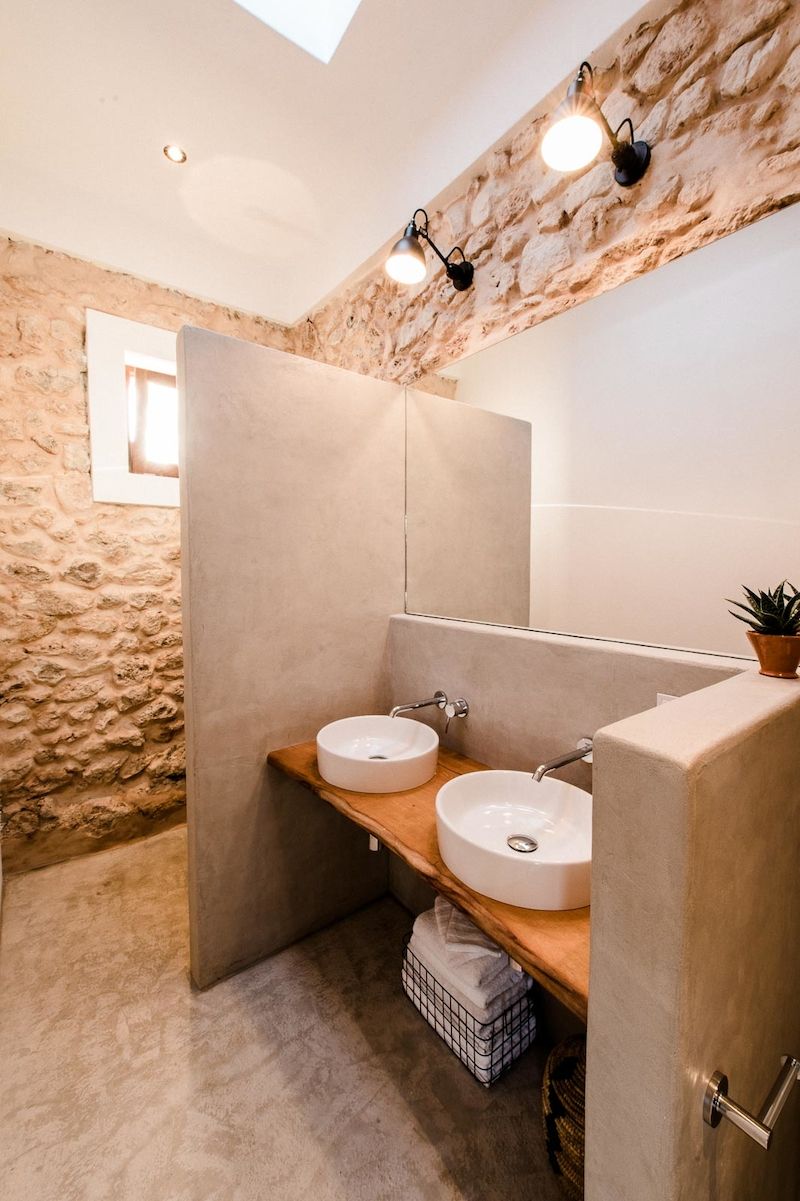 Druhou původní zeď lze objevit v koupelně.
