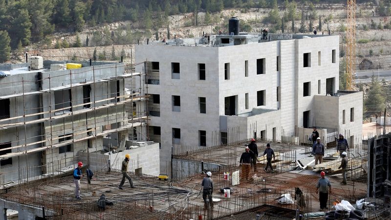 Výstavba obytných domů v židovské osadě Ramot v Jeruzalémě
