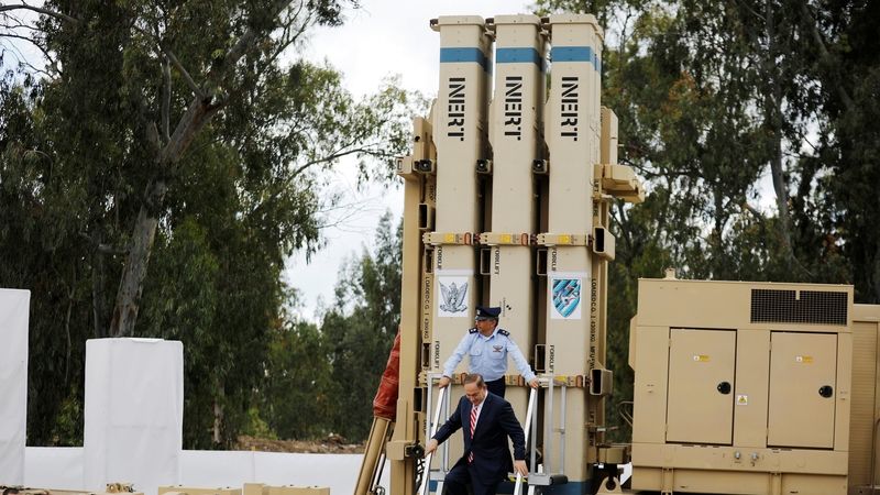 Izraelský premiér Benjamin Netanjahu odchází od systému protiraketové obrany Davidův prak. 