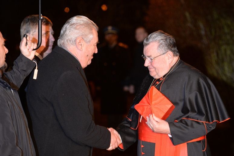 Kardinál Dominik Duka (vpravo) se zdraví s prezidentem Milošem Zemanem v Lánech, kam odsloužit bohoslužbu za vlast a za prezidenta.