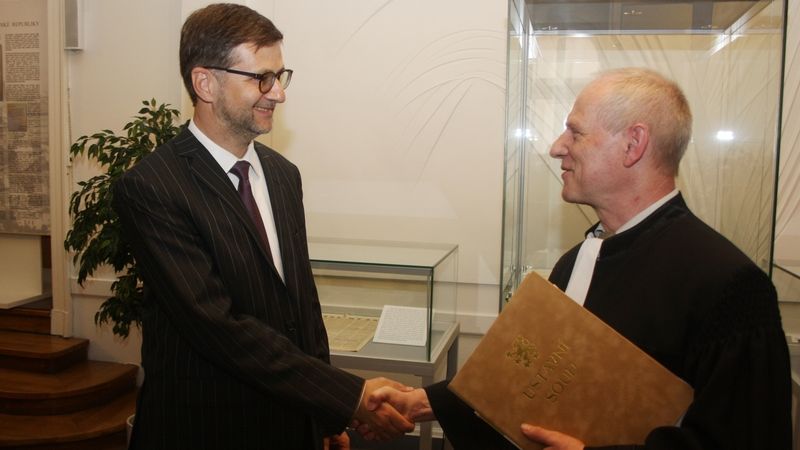 Advokát Petr Toman, který se snažil lidem vymoci zpět poplatky za vedení hypotečních úvěrů (vlevo), a ústavní soudce Jan Filip.