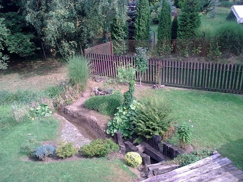 Koryto potoka se podařilo přirozeně začlenit do zahrady.