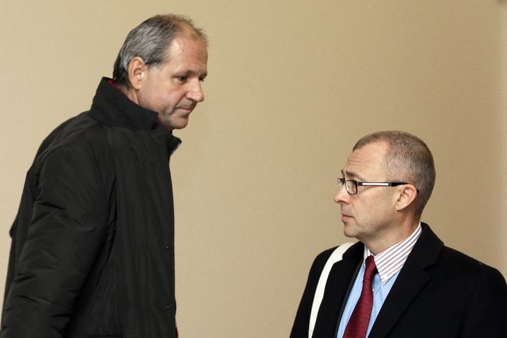 Exministr obrany Martin Barták (vpravo) a zbrojař Michal Smrž u vrchního soudu. 